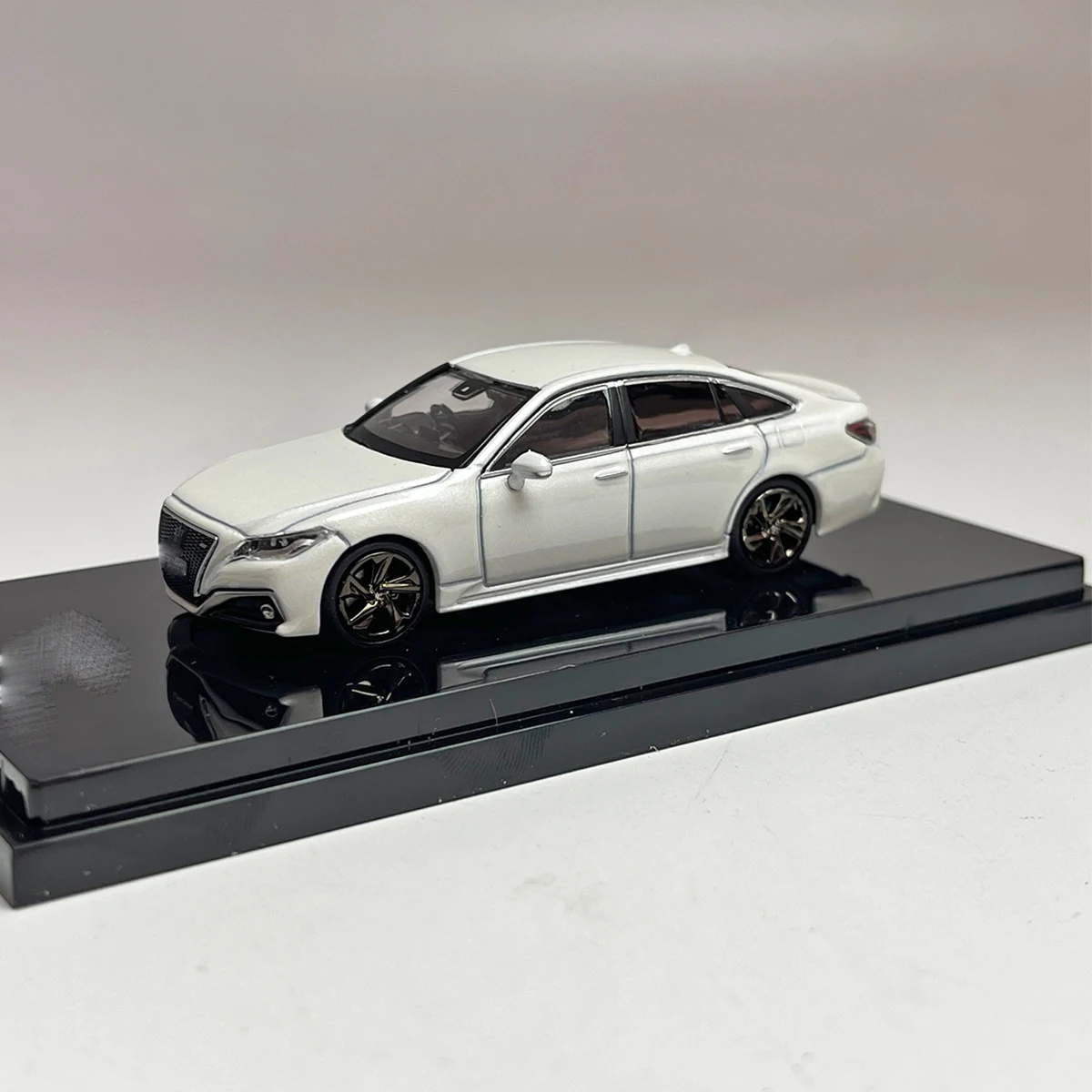 Hobby Japan 1:64 Crown ARS220 metal model car