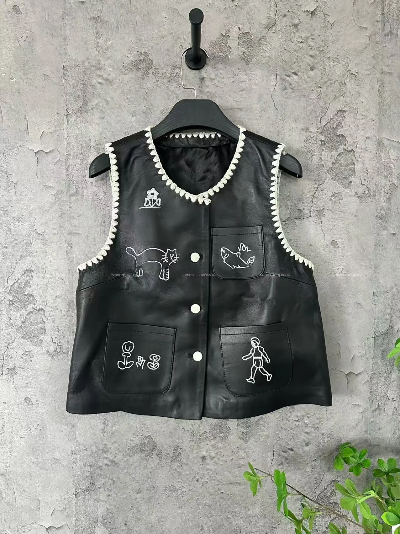 

2025 New Sle Women's eepskin Leather Vest Svel Slim Fit Versatile Top round Ne Single Button Closure Color