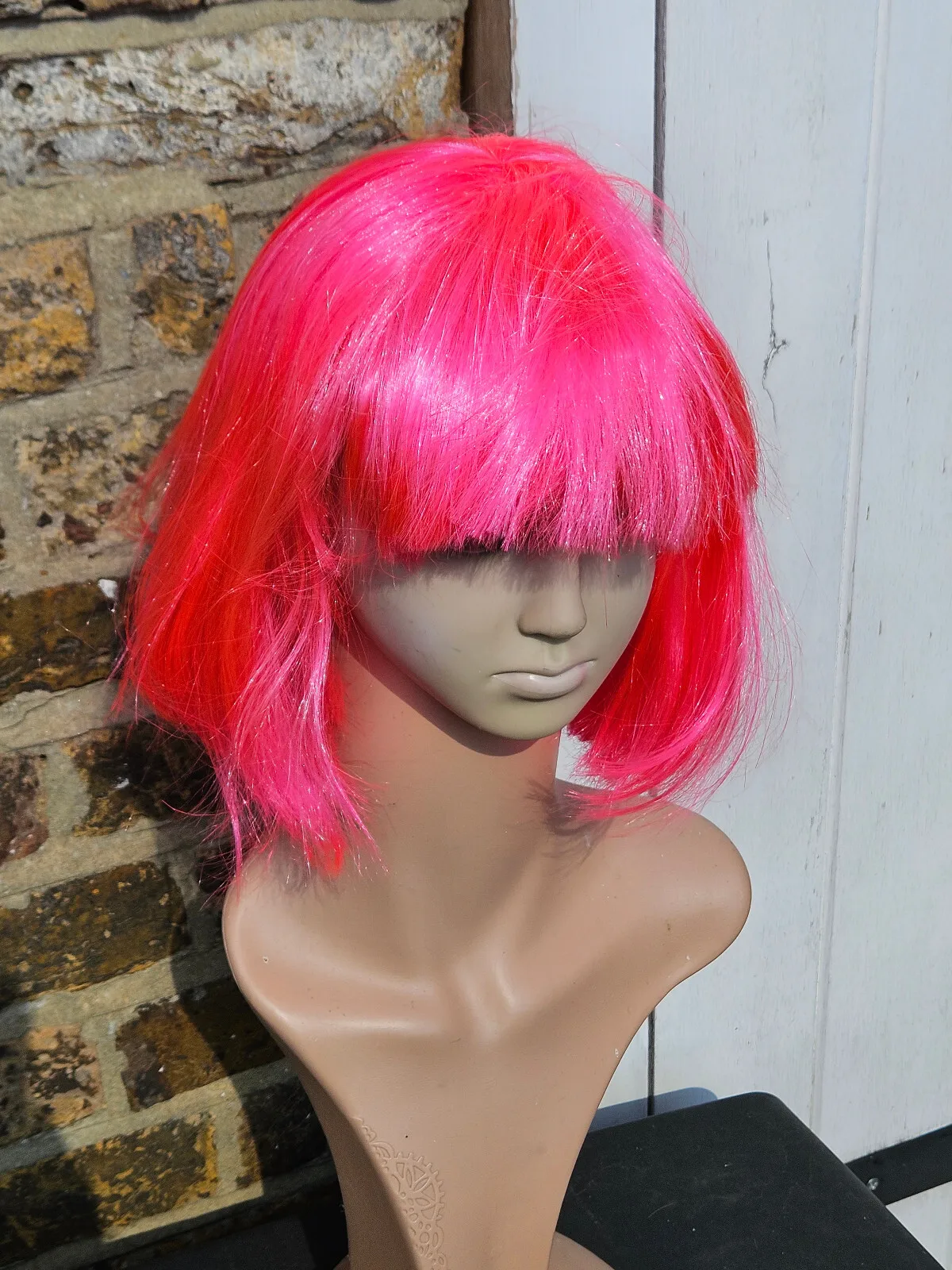 

UNISEX NEON PINK FANCY DRESS COSTUME PARTY SHORT 20's STYLE HAIR BOB WIG FRINGE