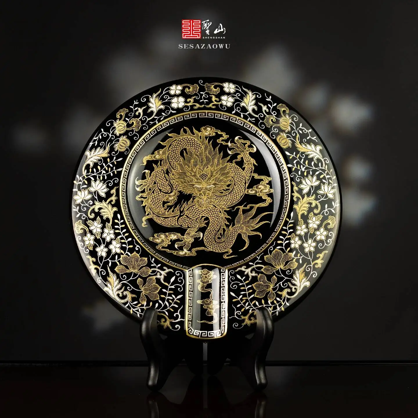 Cenicero Decorativo de Cerámica Jingdezhen de Alta Gama con Esmalte Negro, Incrustaciones de Oro y Plata, Patrón de Dragón y Magnolia, para Cigarros