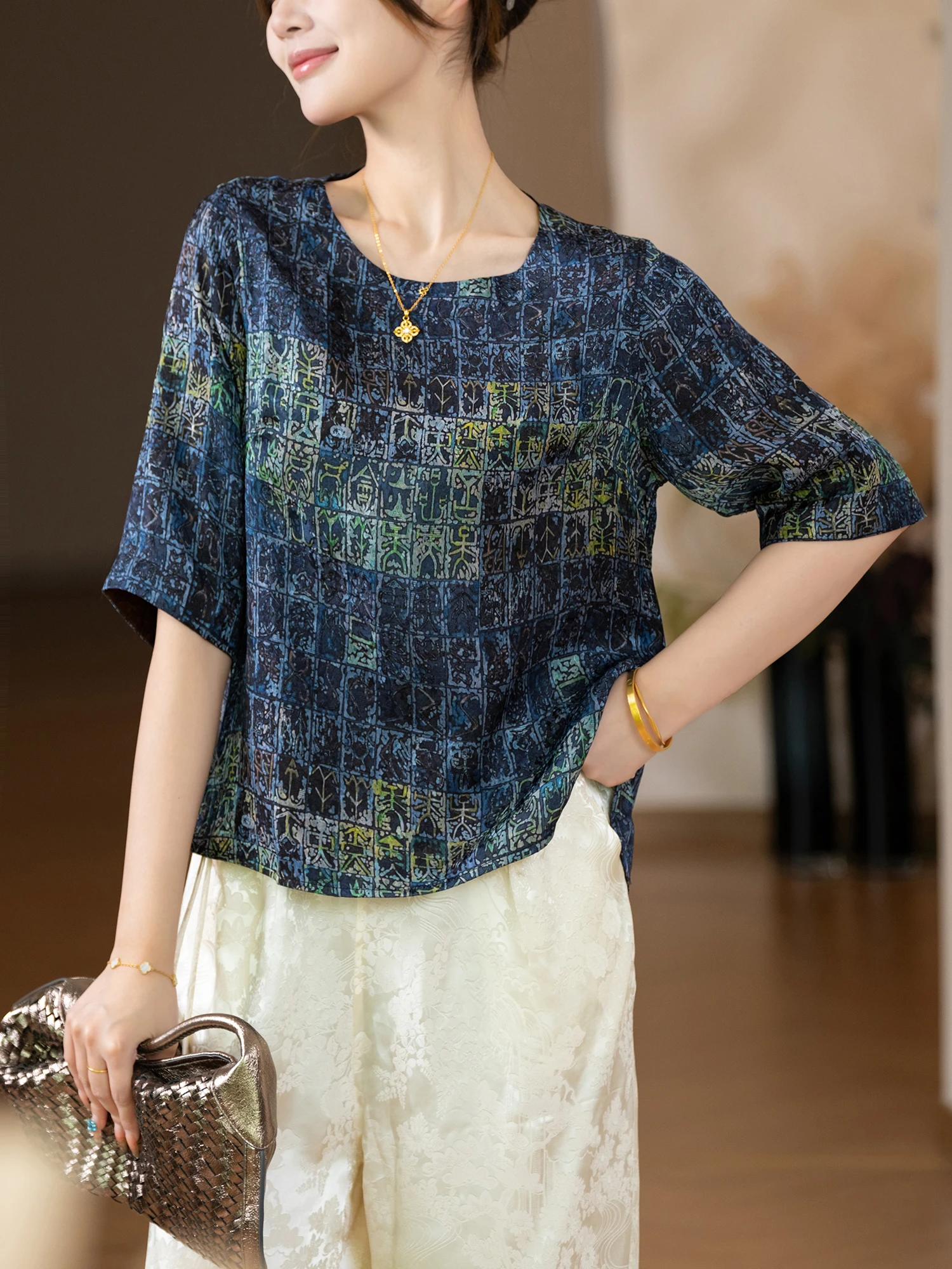 

Шелковая футболка Silk Language Ele T-irt из серии Poetic Mountain Sea с принтом, 100% шелк, свободный крой, утягивающая, с круглым вырезом, средней длины рукава