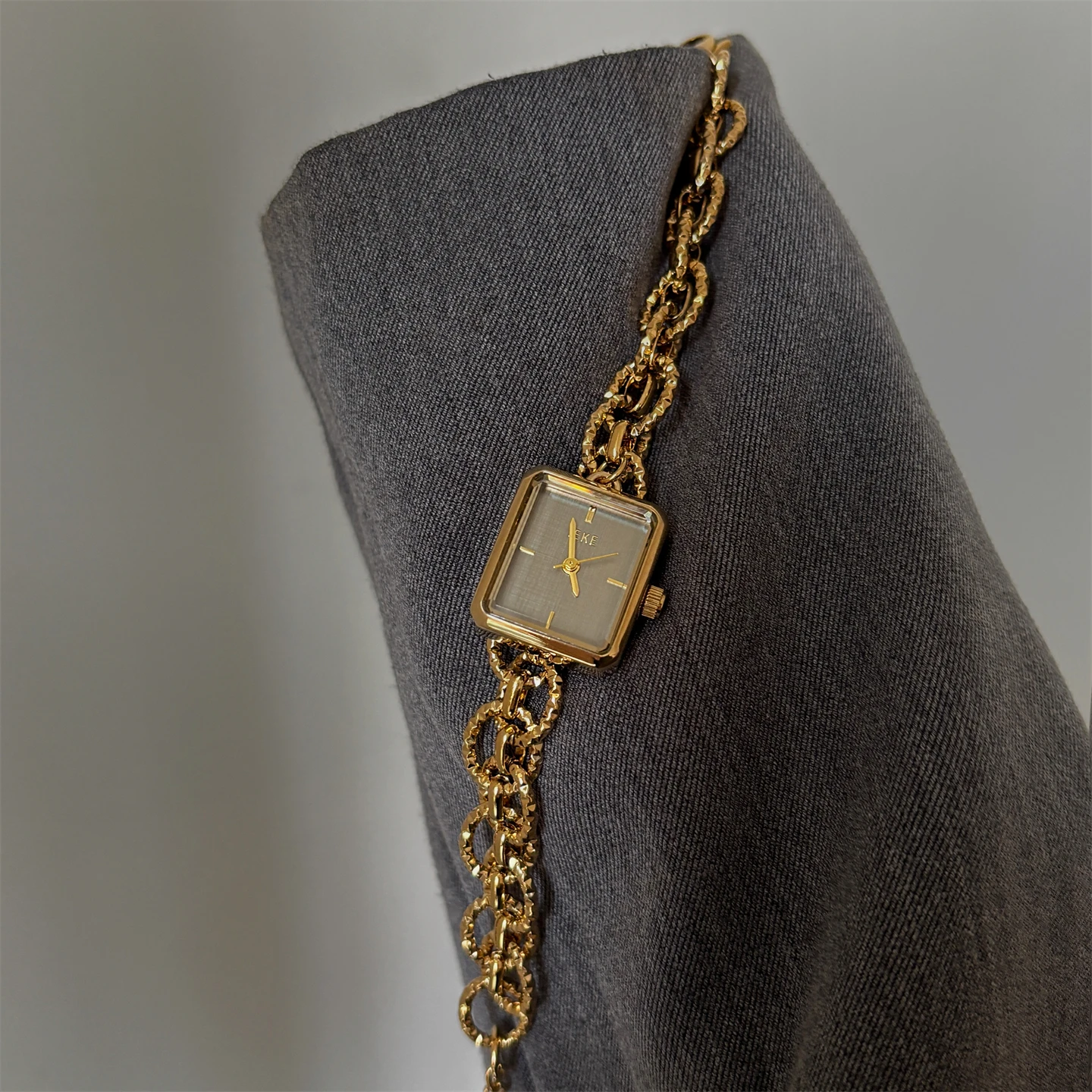 

Exquisite Chain Design Women'S Watch, Elegant Retro Style, Small Gold Chain Watch, Quartz Bracelet Watch, Women'S Series.