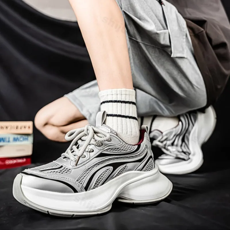 

Лето 2025 г., новая модная трендовая повседневная обувь в стиле ретро для мужчин, цветные дизайнерские сетчатые удобные дышащие спортивные массивные кроссовки