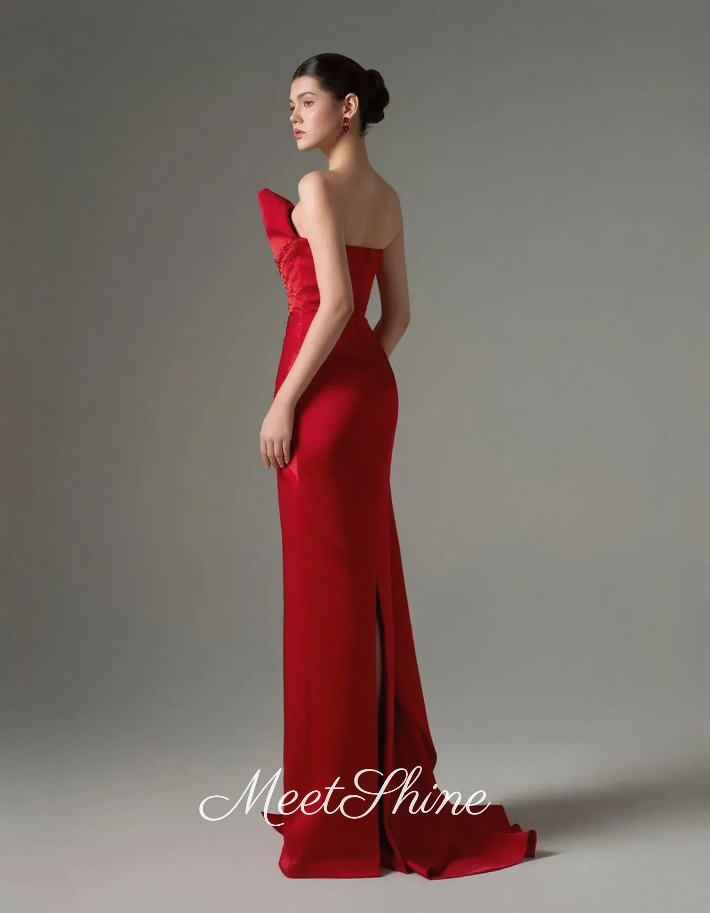 Abito da sera lungo dritto in raso rosso senza spalline Dubai Abito da sposa squisito con pieghe sul retro e cristalli, abito da ballo personalizzato