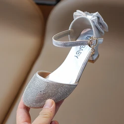 Scarpe da principessa con strass per ragazze scarpe da prestazione con fiocco in argento tacchi alti per bambini sandali da ragazza antiscivolo leggeri rosa