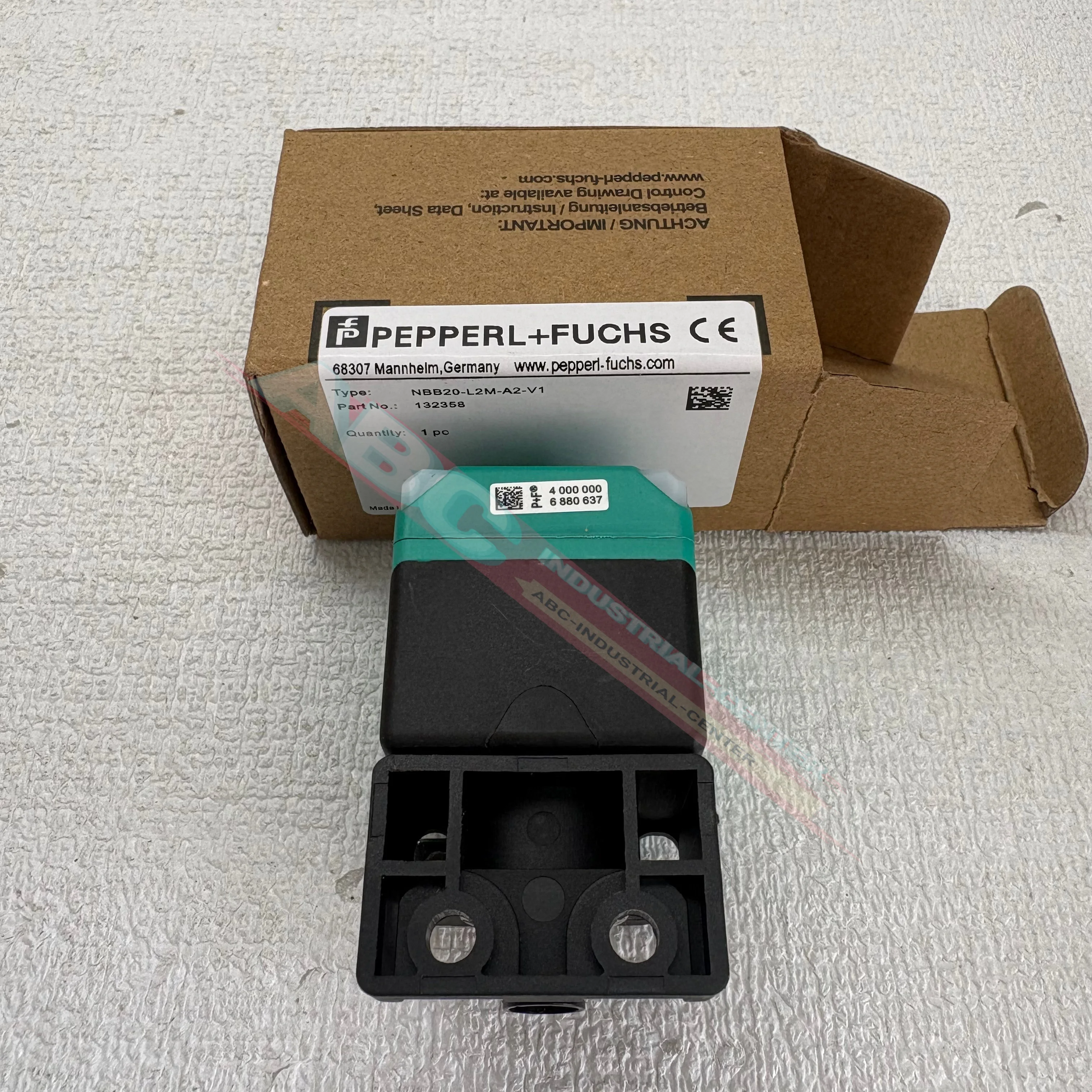 NBB20-L2M-A2-V1 New original  Square proximity switch