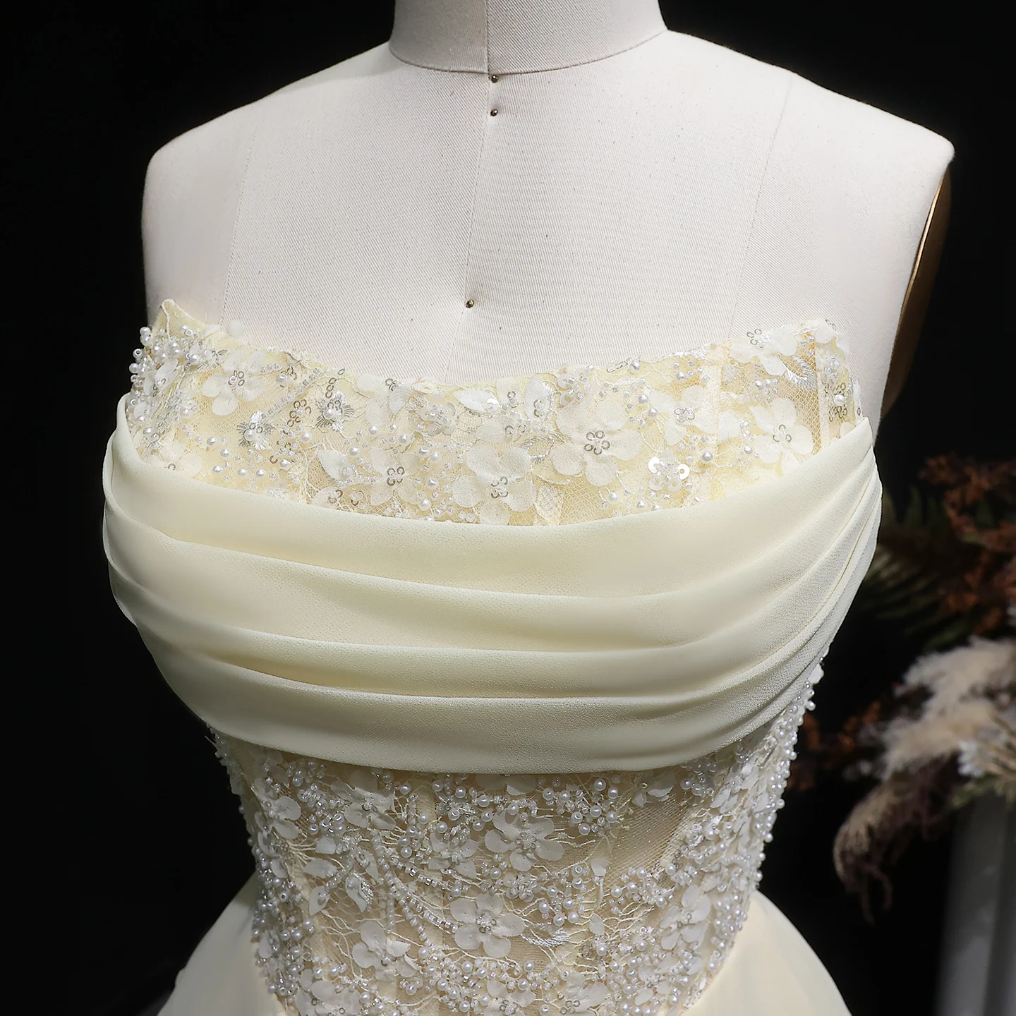 Sharon Said Gelbes trägerloses Homecoming-Kleid mit Perlenapplikationen, gestuften Rüschen, Chiffon, Dubai, kurzes Cocktail-Partykleid RM143, maßgeschneidert – Detail 9