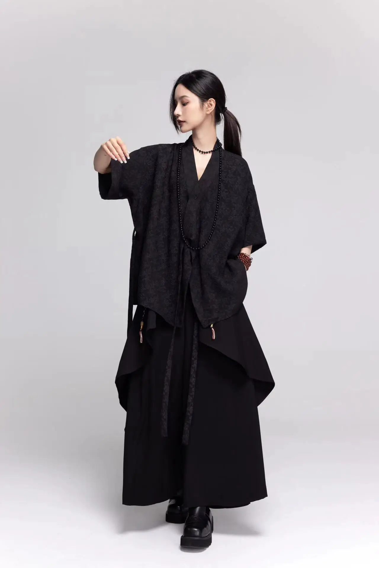 

Рубашка-куртка с коротким рукавом и цветочной вышивкой в стиле ретро, темная, в китайском стиле, свободного кроя, дышащая, приятная для кожи, универсальная, для мужчин и женщин