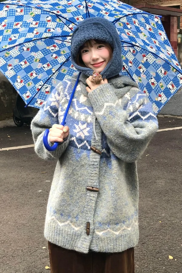 

Новинка 2025 года, вязаный кардиган с капюшоном Fair Isle для женщин, женский свободный свитер в ленивом стиле с перекидными пуговицами, уютная зимняя верхняя одежда