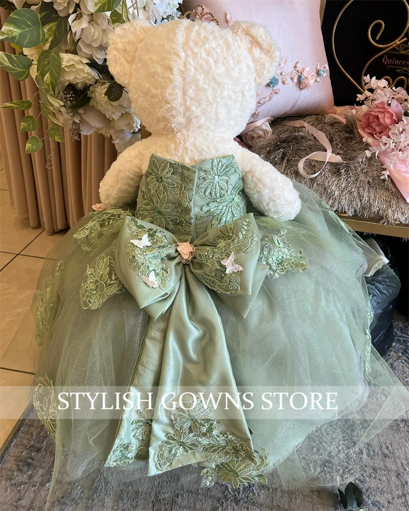 สีเขียวปิดไหล่ลิงค์พิเศษสําหรับส่วนบุคคล Quinceanera ตุ๊กตาหมีชุดประณีตลูกปัดดอกไม้ Appliques ที่กําหนดเอง