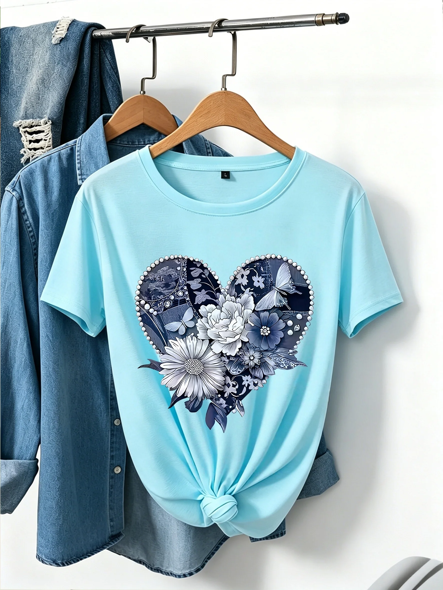 Floral Heart-shaped Printed  T-shirt Casual Round Neck Summer Top with Blue and White Floral Patterns Machine Women's T-shirt