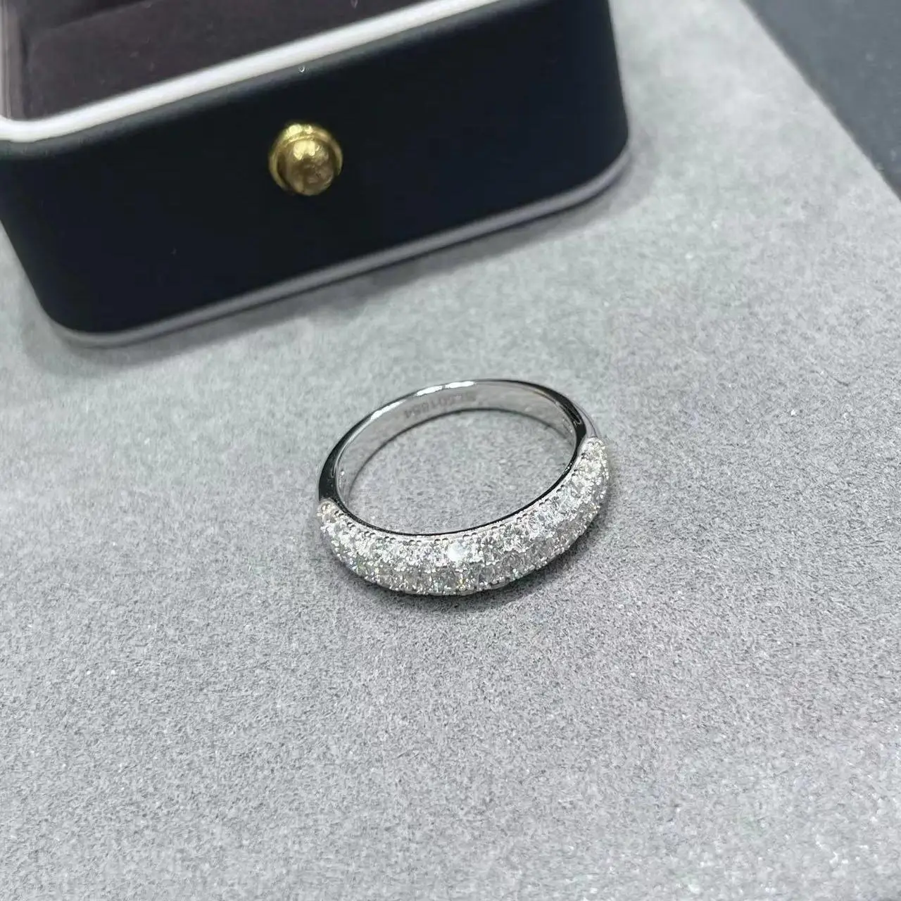 

Shine Silver and Gold Color Women Ring Round Inlaid White Zircon Ring for Women Men Engagement Wedding Jewelry Gift