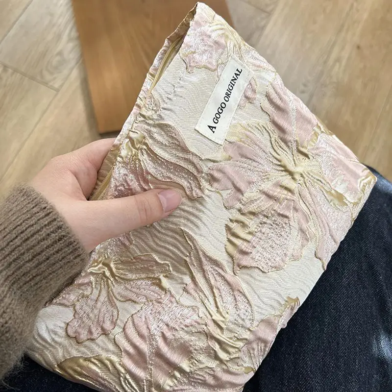Simple Lightweight Relief Printed Makeup Large Capacity Canvas Zipper Storage Portable Travel Skincare Bag Woman