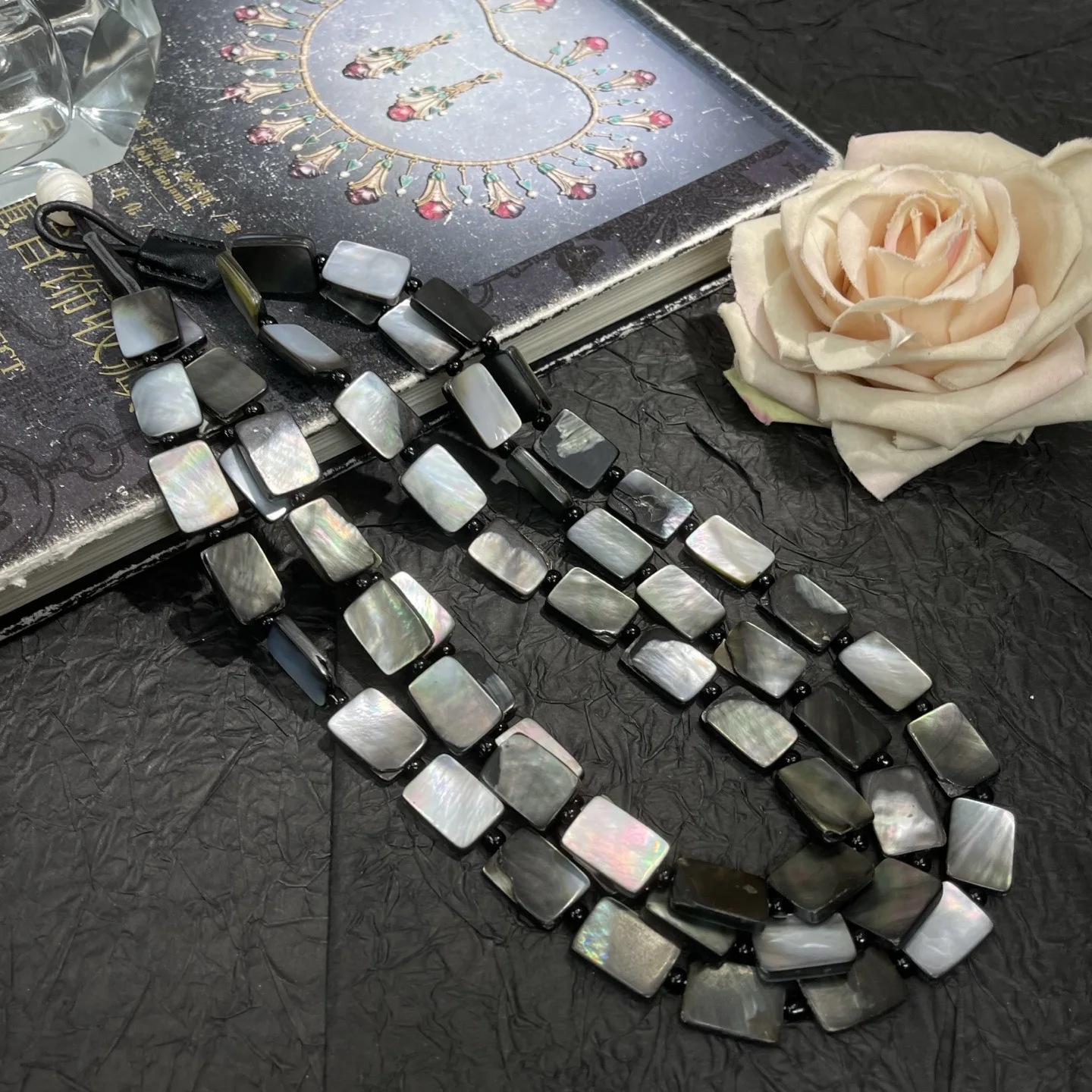 

Vintage Handcrafted Fashion Multi-Layered Irregular Shell Necklace for Women Charm Round Square Beads Choker Personality Collar