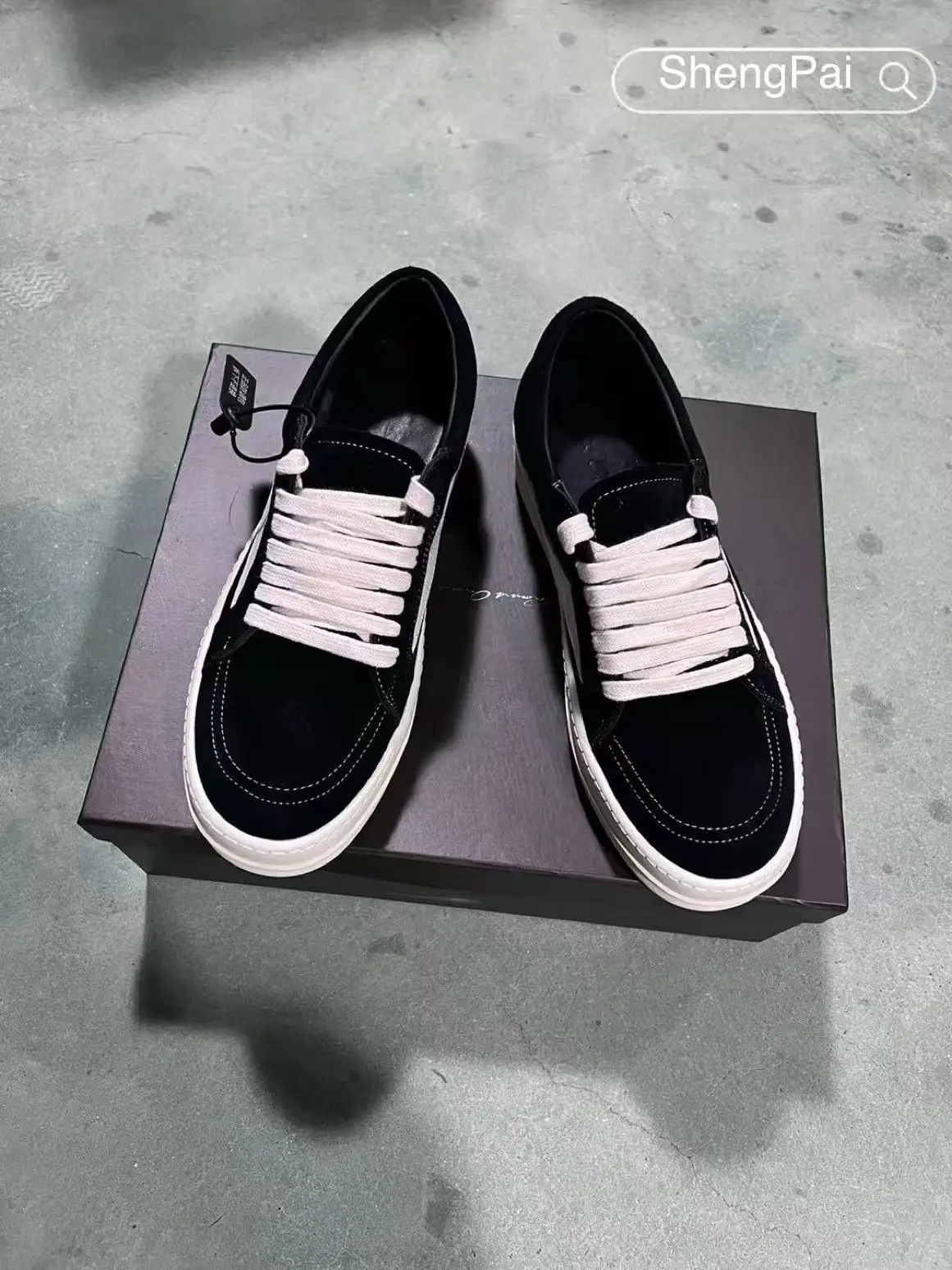 

Black Suede Men's Sneakers Classic Low Top Lace-Up Casual Shoes Breathable Lightweight Comfortable Durable Walking Fashion Shoes