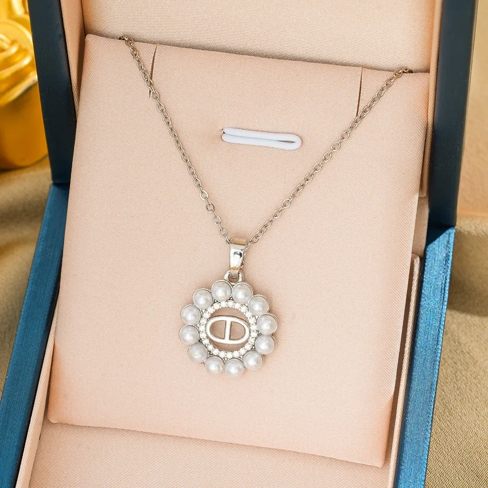 

Niche design, high-end collarbone chain, retro gold rice bead CD flower necklace for ladies