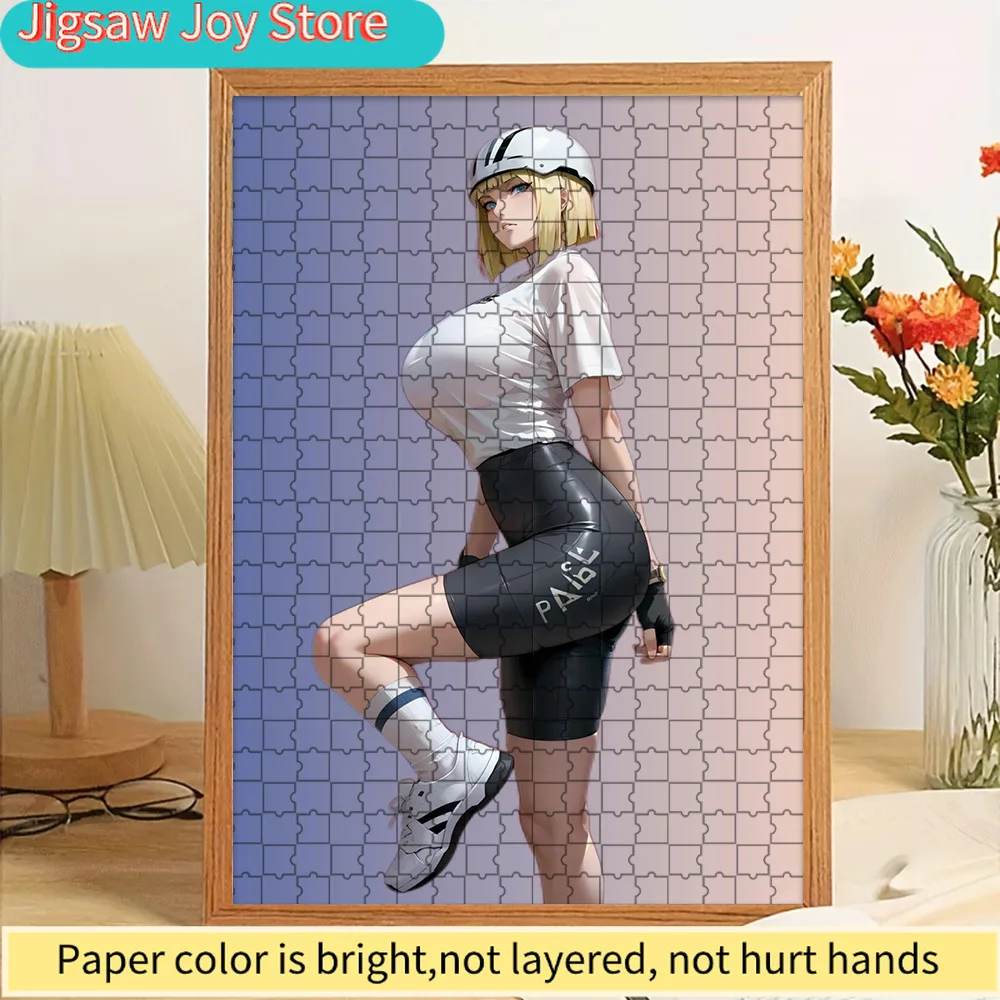 

Высококачественный бумажный пазл с изображением аниме-персонажа Самуи в белой футболке с короткими рукавами, черных велосипедных шорт, белого шлема, белых носков и...