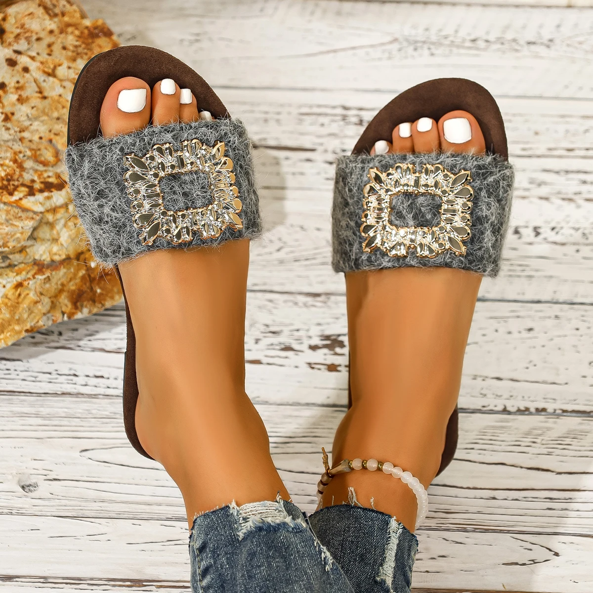 النعال النسائية الجلد المدبوغ مشبك معدني مزين الصنادل المسطحة الخريف جديد شباشب لخارج المنزل أحذية نسائية عصرية ومريحة #1