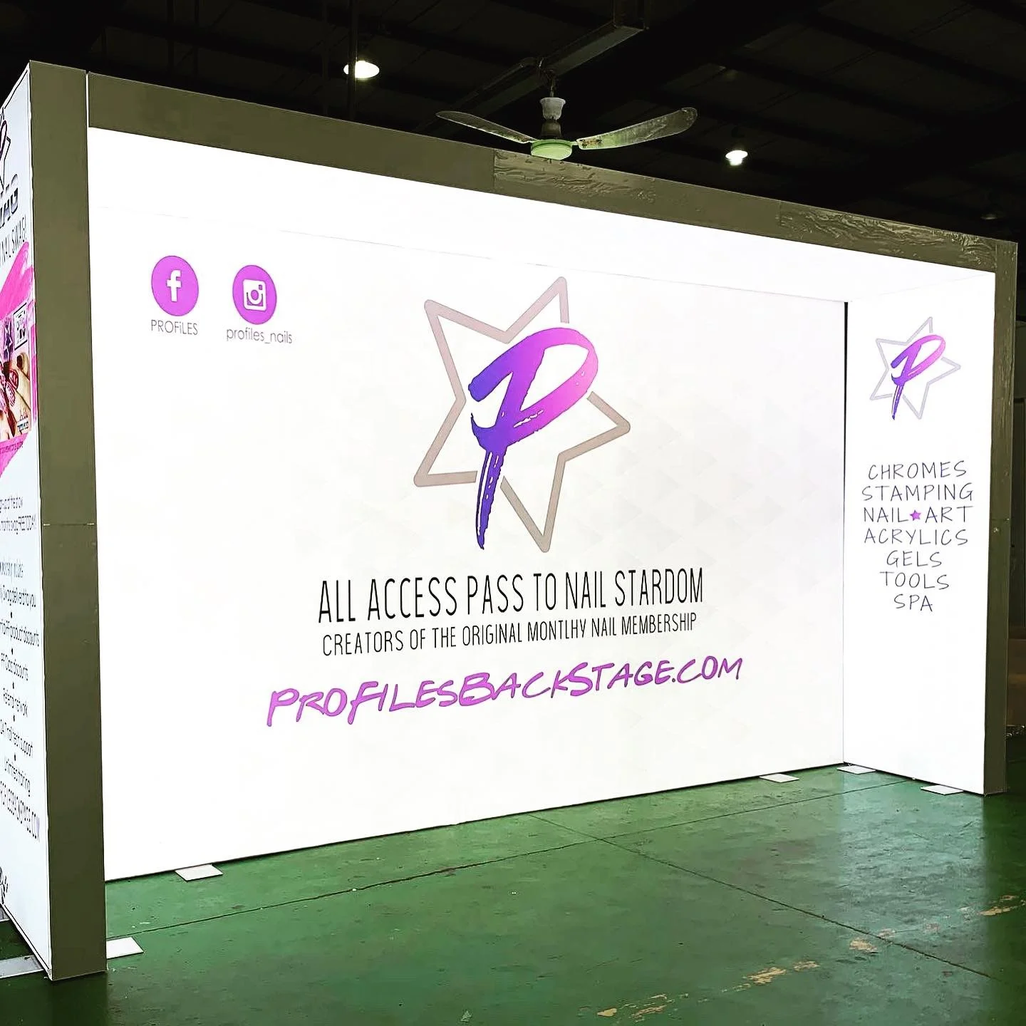 كشك المعرض التجاري كشك المؤتمر يعرض حامل المعرض خلفية يعرض جدران لعرض مستحضرات التجميل في أمريكا الشمالية من Cosmoprof