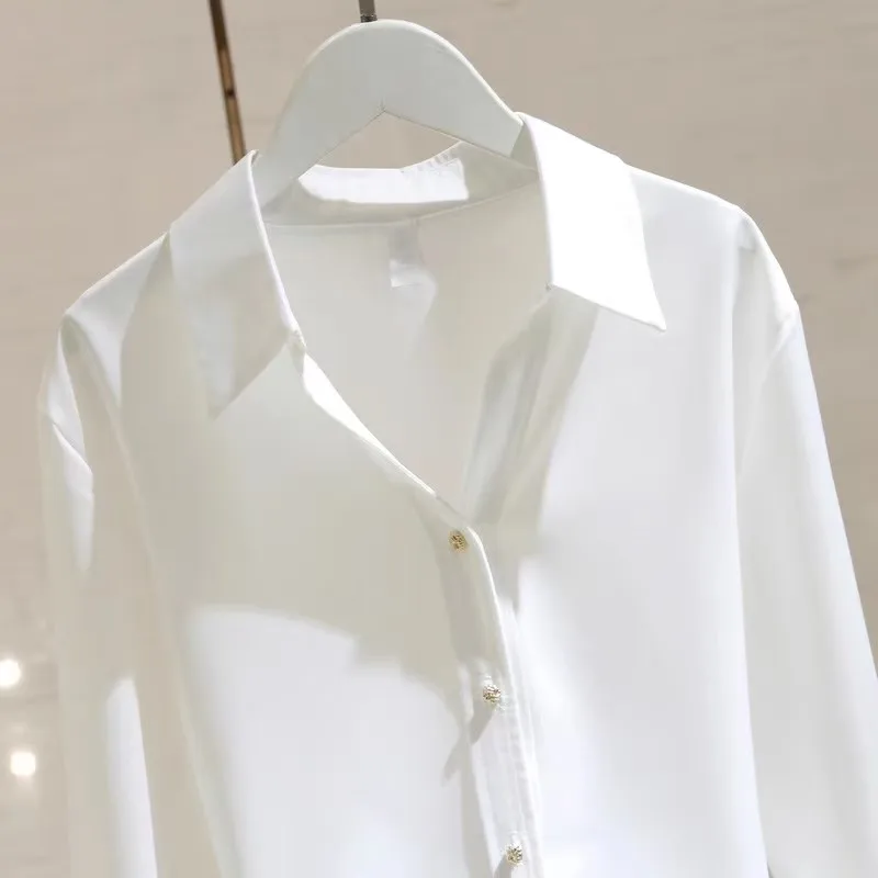 เสื้อเชิ้ตผู้หญิงสไตล์ใหม่สำหรับฤดูใบไม้ร่วง สีขาวเรียบง่าย คอวี แขนยาว เหมาะสำหรับใส่ทำงาน ดูสง่างาม  เสื้อผู้หญิงลำลอง ดีไซน์โดดเด่นไม่ซ้ำใคร