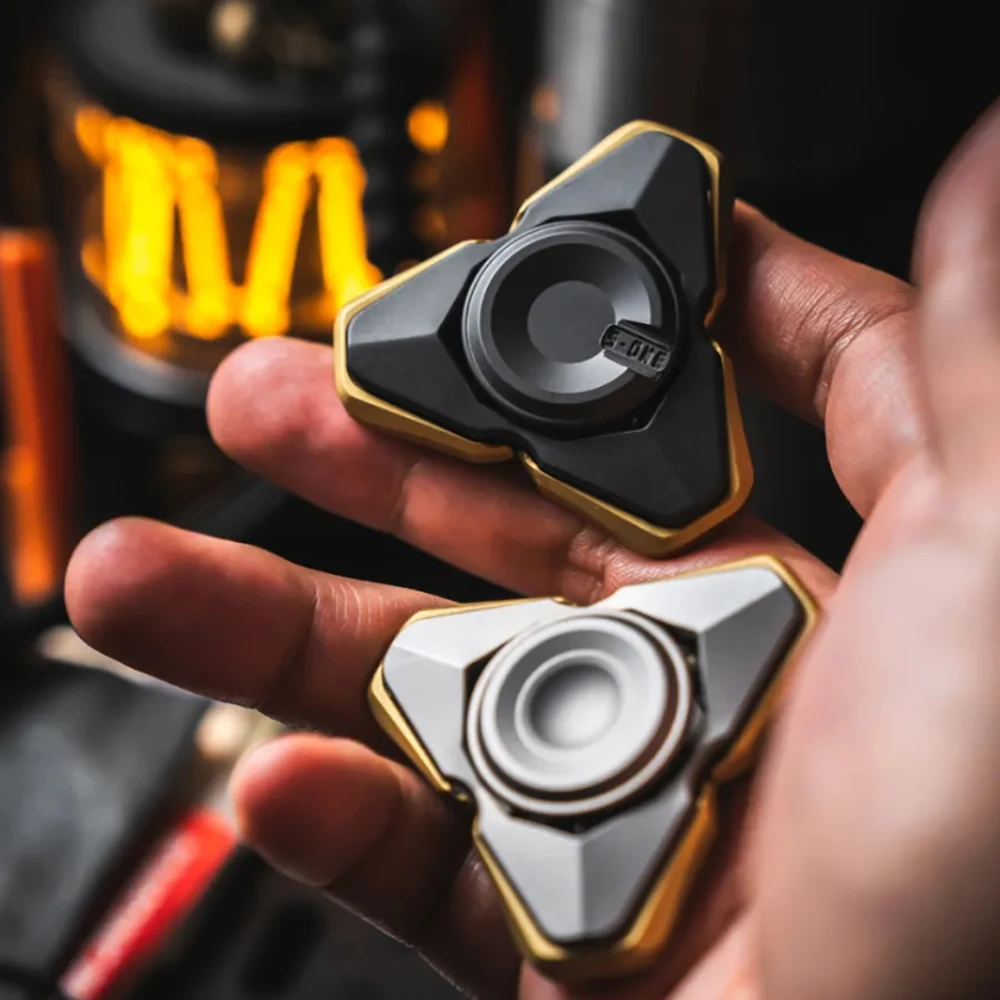 S-ONE SUAN Q-S EDC Fidget Spinner Giroscopio per unghie aperte Fidget Spinner a tre pale Giocattolo Fidget in metallo Accessori da scrivania