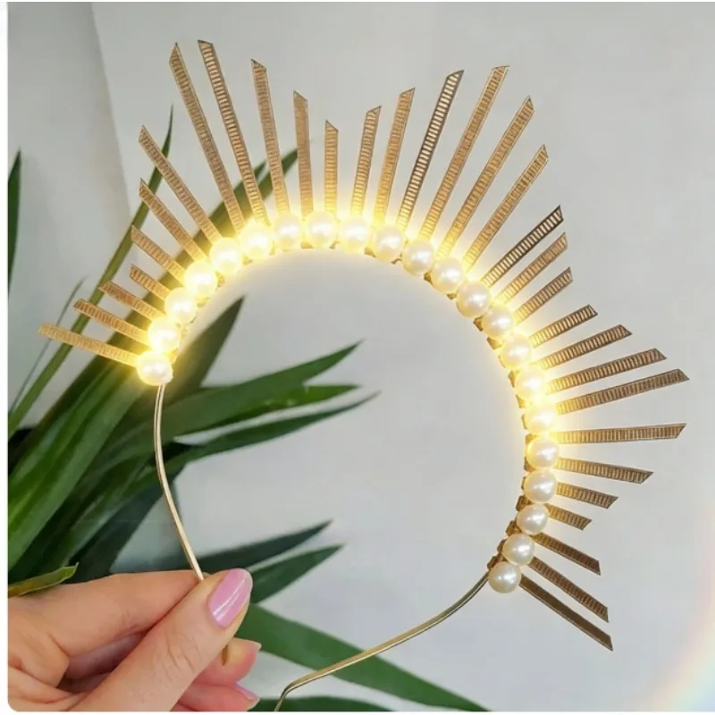 

Светодиодная светящаяся повязка на голову в виде нимб-короны — Светящаяся золотая корона с жемчугом цвета слоновой кости для костюма ведьмы на Хэллоуин, свадебного или костюма Девы Марии.