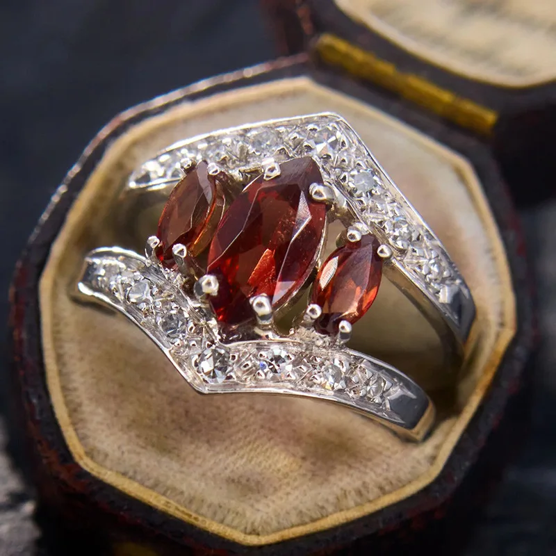 European and American Elegant Red Zircon Ring, Women's Personalized Horse Eye Evening Dress, High-end Style Accessories