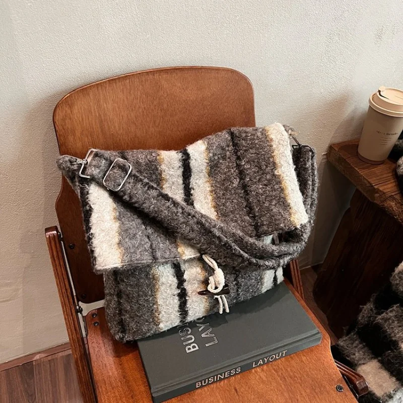 

Parisian Inspired Lock Flap Bag For Ladies With Prominent Hardware And High Quality Grained Leather