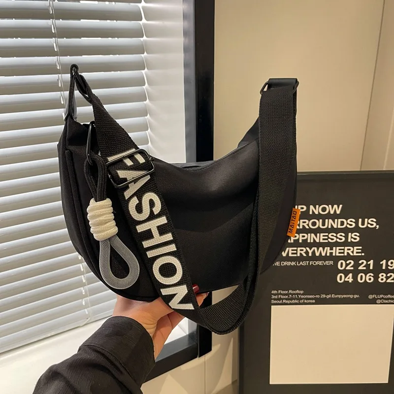 حقيبة قماش نايلون ترفيهية للنساء2025new الخريف شعبية عبر الكتف حقيبة زلابية متعددة الاستخدامات المتخصصة كتف واحد حقيبة التنقل