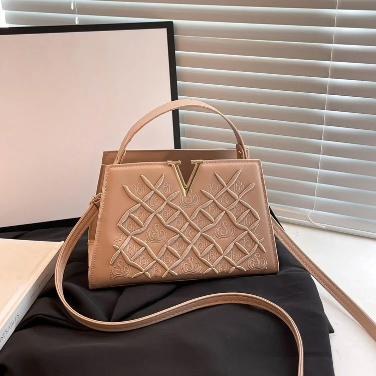 

Новая женская стеганая сумка с вышивкой 2026 года, роскошная сумка через плечо и с верхней ручкой, элегантная винтажная сумочка для повседневного использования.