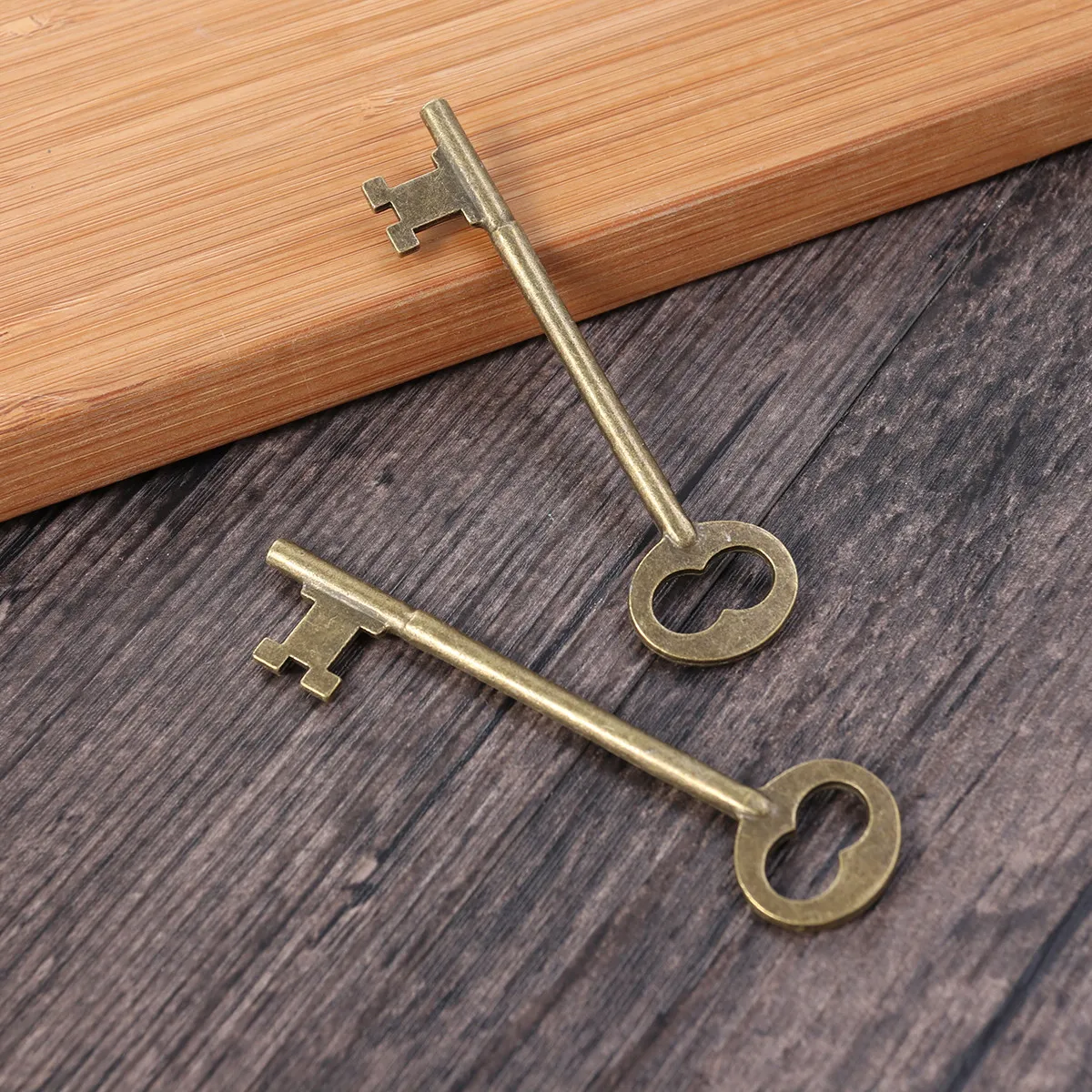 2Pcs Zinc Alloy Bronze Vintage Key Pendants Lead Free Metal Charms for Jewelry DIY Necklace Bracelet Dangle Scrapbooking Craft