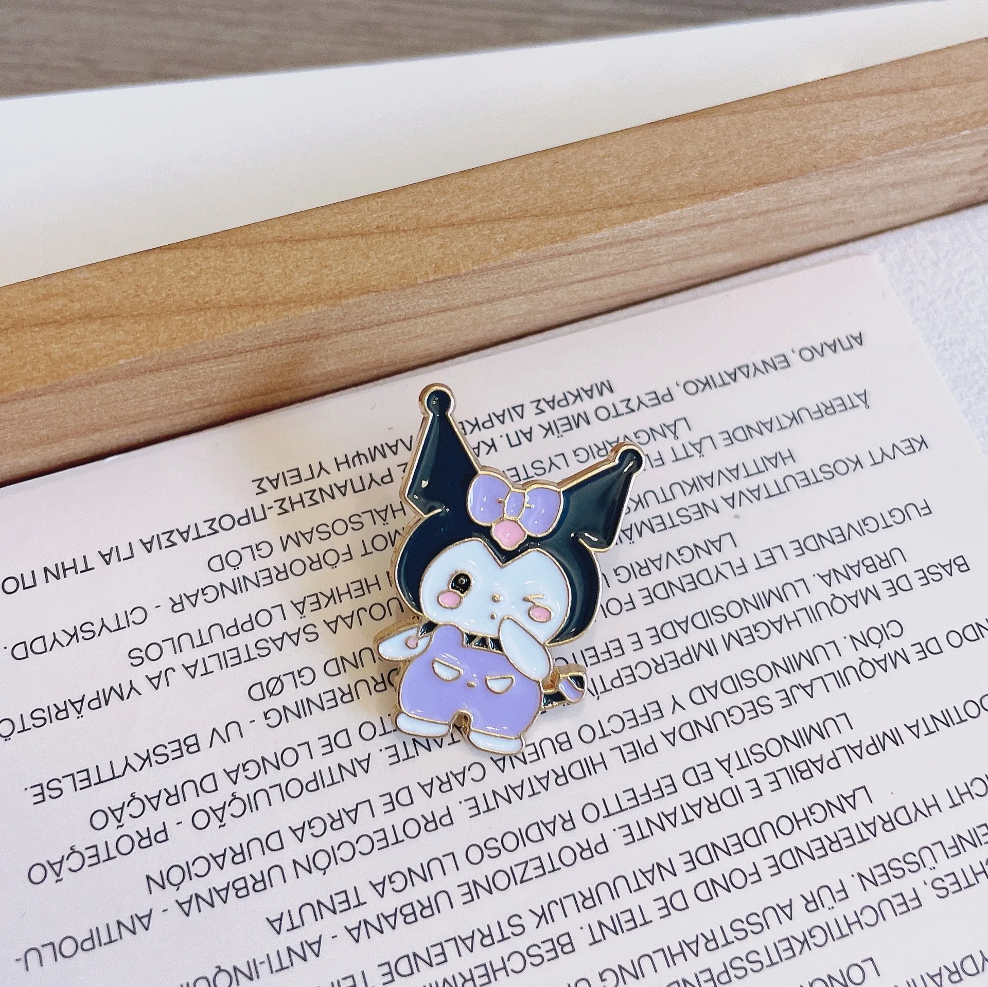 Broche de Sanrio de dibujos animados, insignia de Kuromi Cinnamoroll, Pin para bolsas de ropa, accesorios de mochila para estudiantes, regalos para el Día de los niños