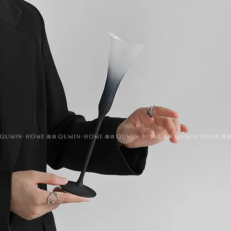 

Веселое блюдо в стиле ретро, матовое серое стекло на высоких ножках для домашнего использования, светлое роскошное высококачественное стекло, серое стекло для шампанского