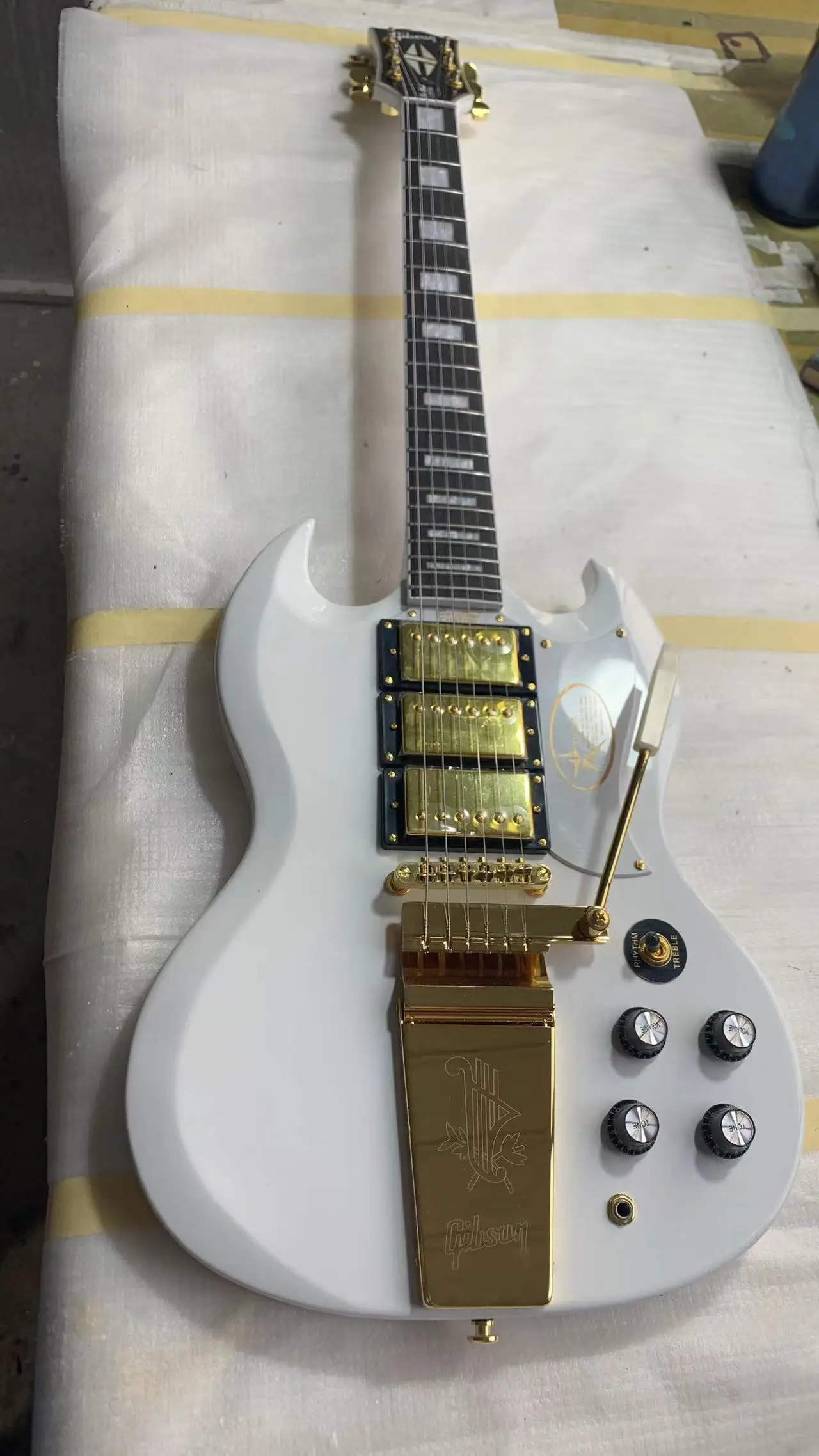 SG electric guitar Peach blossom core neck and body, very good workmanship and timbre，Free shipping