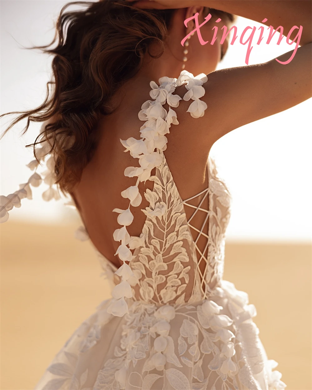 Maßgeschneiderte exquisite Tüll-Brautkleider für die Schwerindustrie, luxuriöse, ärmellose Boho-Brautkleider mit V-Ausschnitt, erdiges Hochzeitskleid