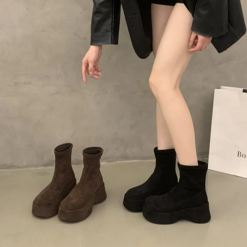 分厚いプラットフォーム厚底女性のモダンブーツ黒ラウンドトゥスリッポンシューズ女性のための秋冬ファッションボタスムジェ 1