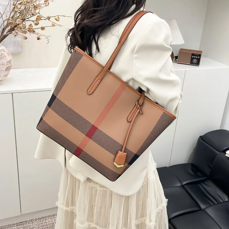 

Vintage Inspired Large Tote with Aged Leather Patina and Roomy Interior for Work Commutes Exuding Timeless Elegance