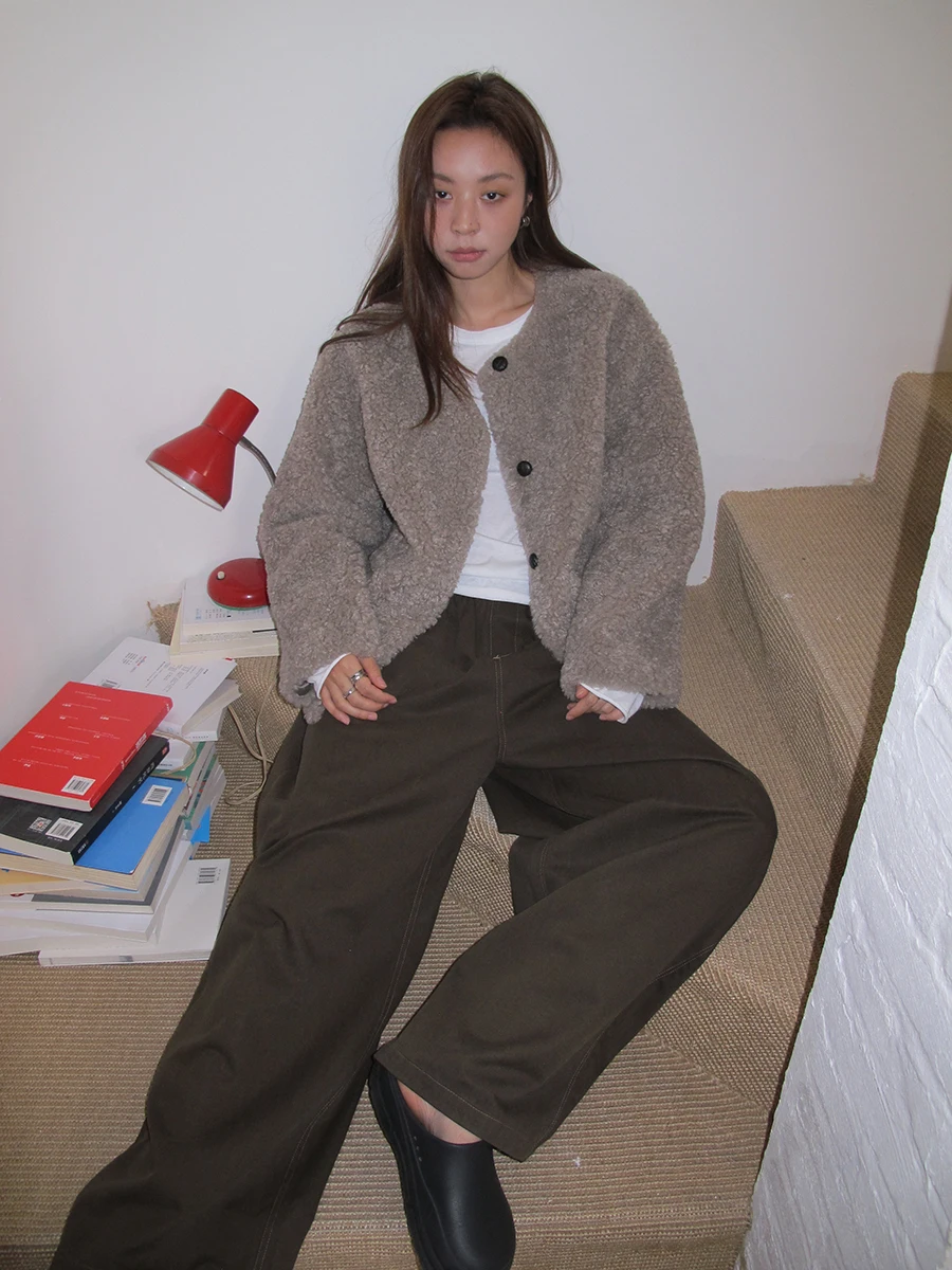 Sixi Home Contract Heil Contract Prosty okrągły kołnierz Skórzany futrzany płaszcz zintegrowany z futrem Damski ciepły top na jesień i zimę