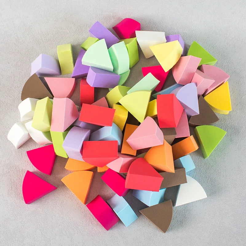 50 stks/partij Mini Driehoek Make-Up Blender Sponzen Effen Kleur Vloeibare Foundation Poederdonsjes Niet-latex Nat en Droog Make up Spons