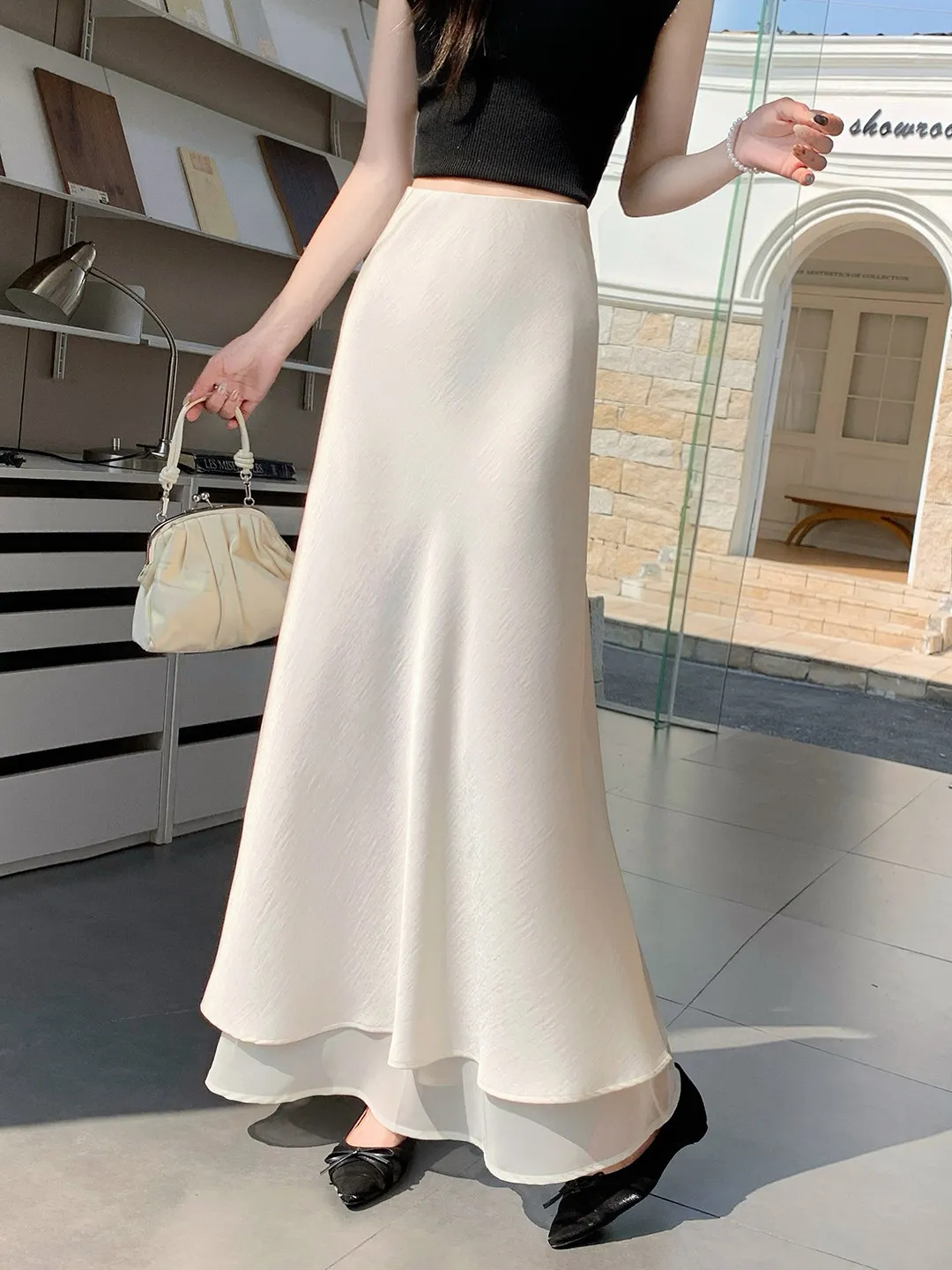 

Элегантная атласная юбка-русалка для женщин: летняя, легкая, в стиле элегантной зрелости, с деликатным драпированием, завышенной талией, облегающая.