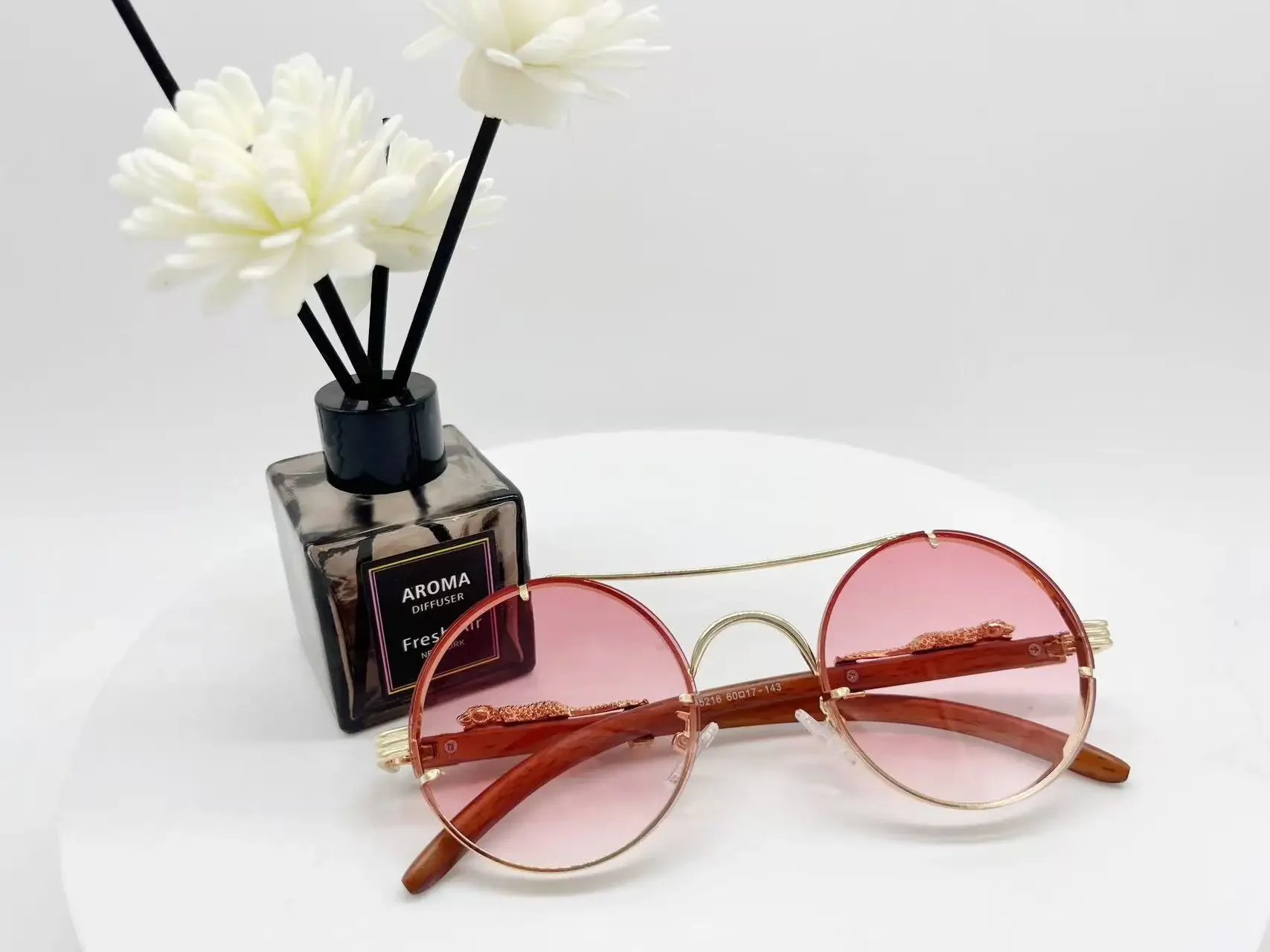 

Retro futuristic sunglasses punk metal men's sunglasses leopard print legs women's luxury brand UV400 goggles