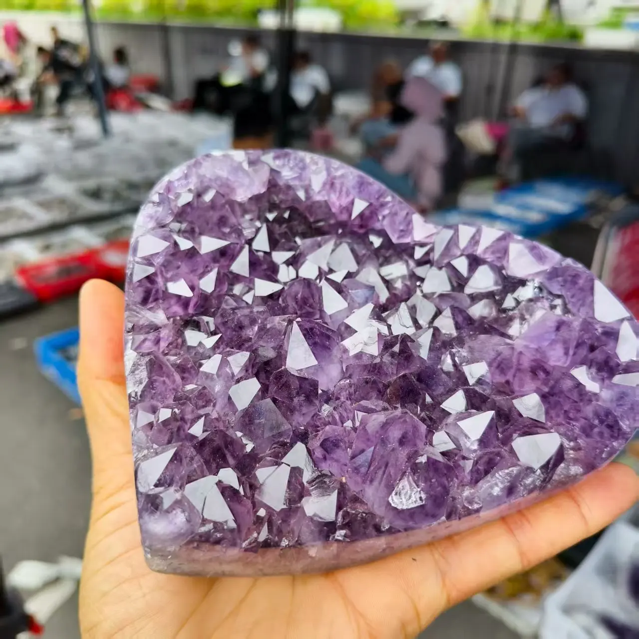 coeur-en-grappe-d'amethyste-naturelle-cœur-sculpte-en-cristal-d'amethyste-mineral-energie-spirituelle-guerison