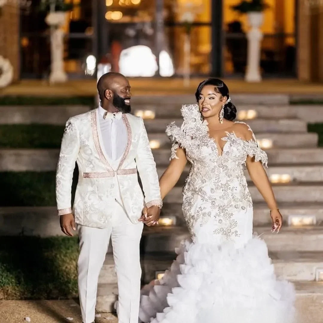 カスタマイズされたアラビア風アソエビプラスサイズアイボリーウェディングドレスクリスタルレースノースリーブティアードチュール豪華な花嫁衣装ドレス