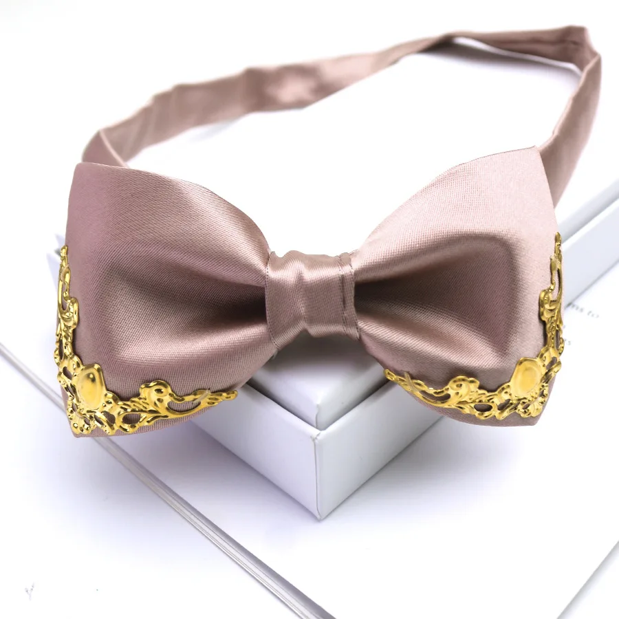 Uomini alla moda, matrimonio, sposo, stile palazzo etnico con bordo in metallo, maestro delle cerimonie, papillon per banchetti