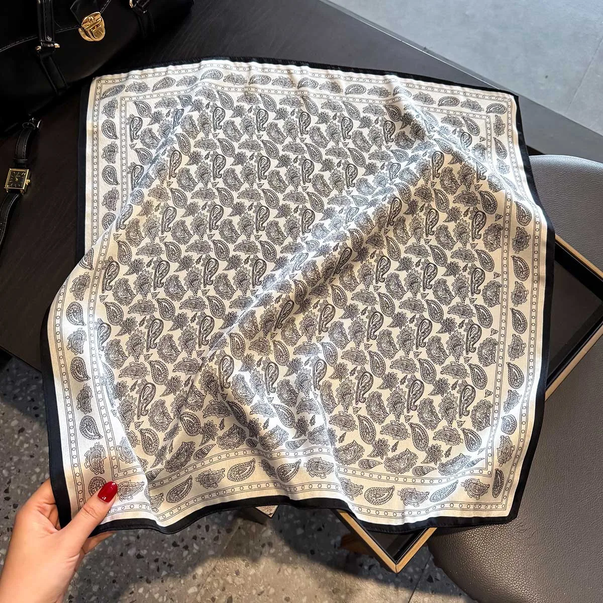 Noir blanc 100% véritable Foulard en soie femmes rétro châle enveloppement Paisley imprimé foulards carrés Foulard Bandana Hijab poignet Bufanda Echarpe