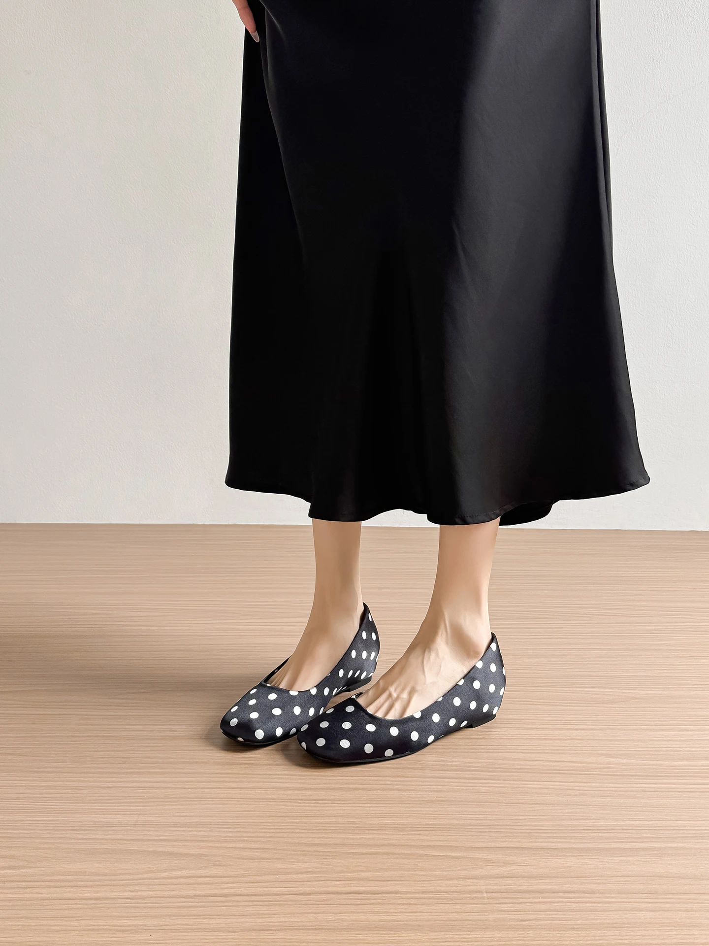 レトロ黒白水玉模様本革バレエフラットシューズ女性の春夏の新スタイルメリージェーン平底靴