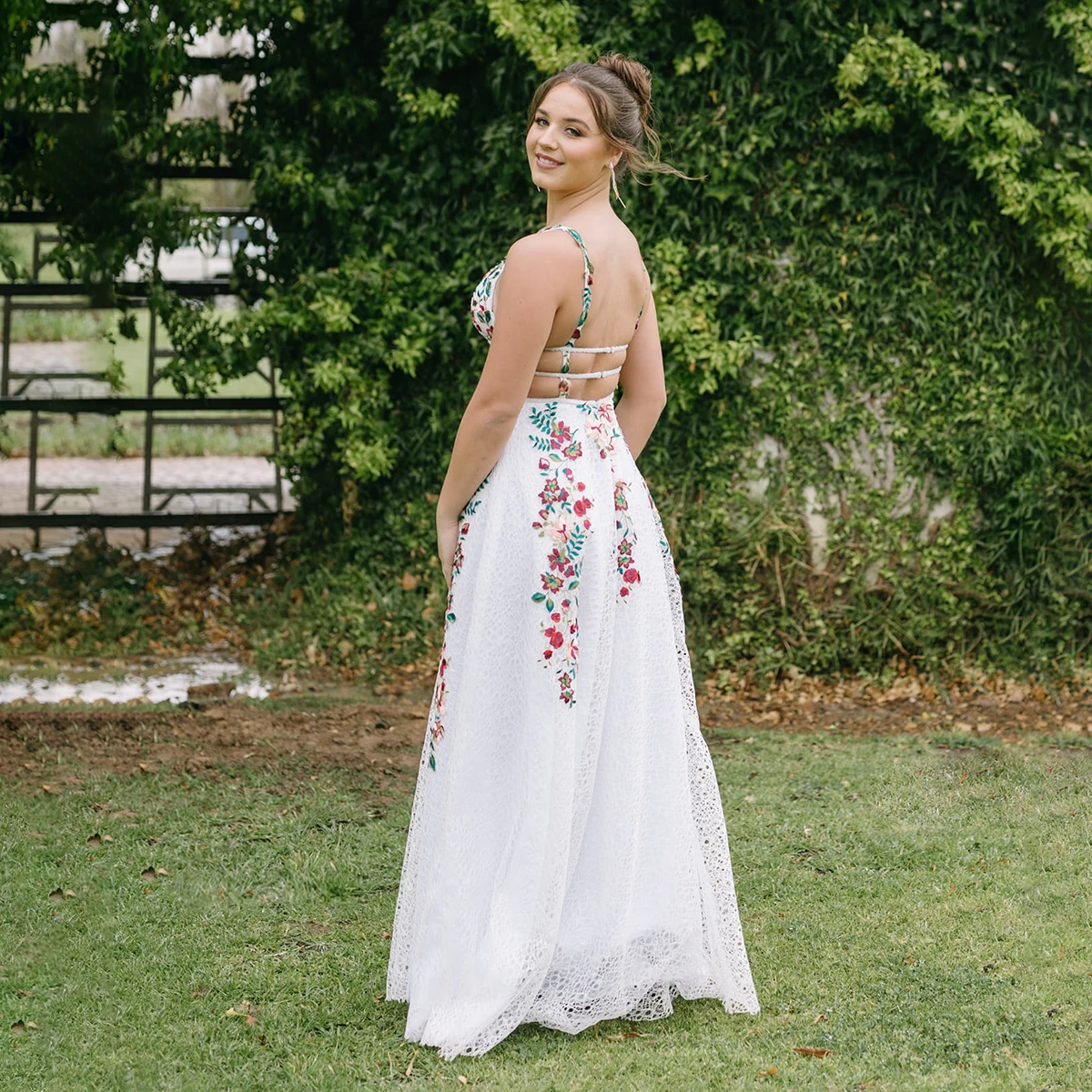 فستان زفاف ملون مطرز بالزهور على شكل حرف V بفتحة عالية مخصص بدون أكمام ماكسي كامل الطول فستان زفاف طويل على شكل زهور برية