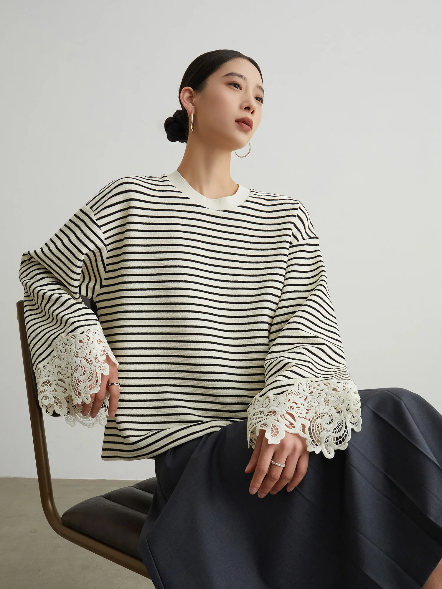 

2025 Spring New Black and White Striped Lace Patchwork Simple Sweater Knitted Shirt for Women, Korean Style T-shirt Base Top, St