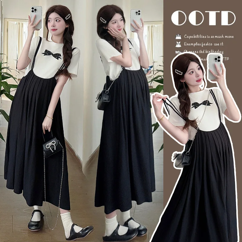 

Summer Maternity Set: Slim-Fit Tee+Adjustable Black Pinafore - Youthful Two-Piece Pregnancy Outfit with Flattering Pleated Skirt