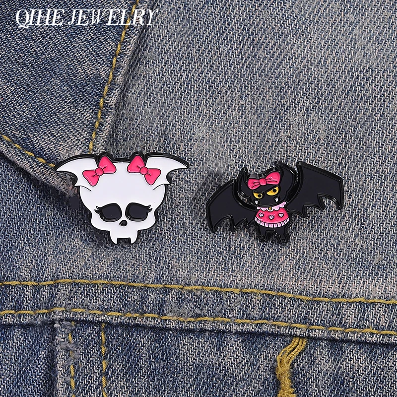 Broche de películas animadas de monstruo, alfileres esmaltados, lazo rosa creativo, broches de murciélago blanco y negro, insignia de solapa, regalo de joyería para amigos